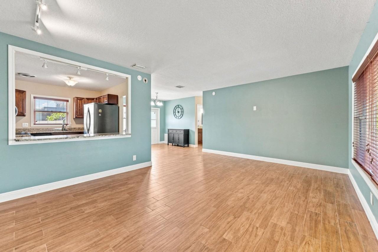 1840 54th Ave N - Photo 4 of 11