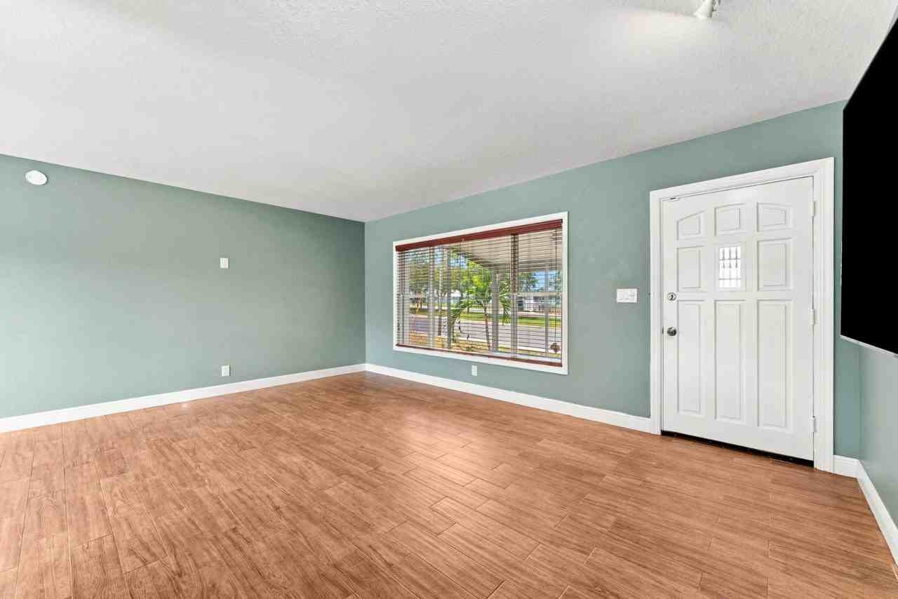 1840 54th Ave N - Photo 5 of 11