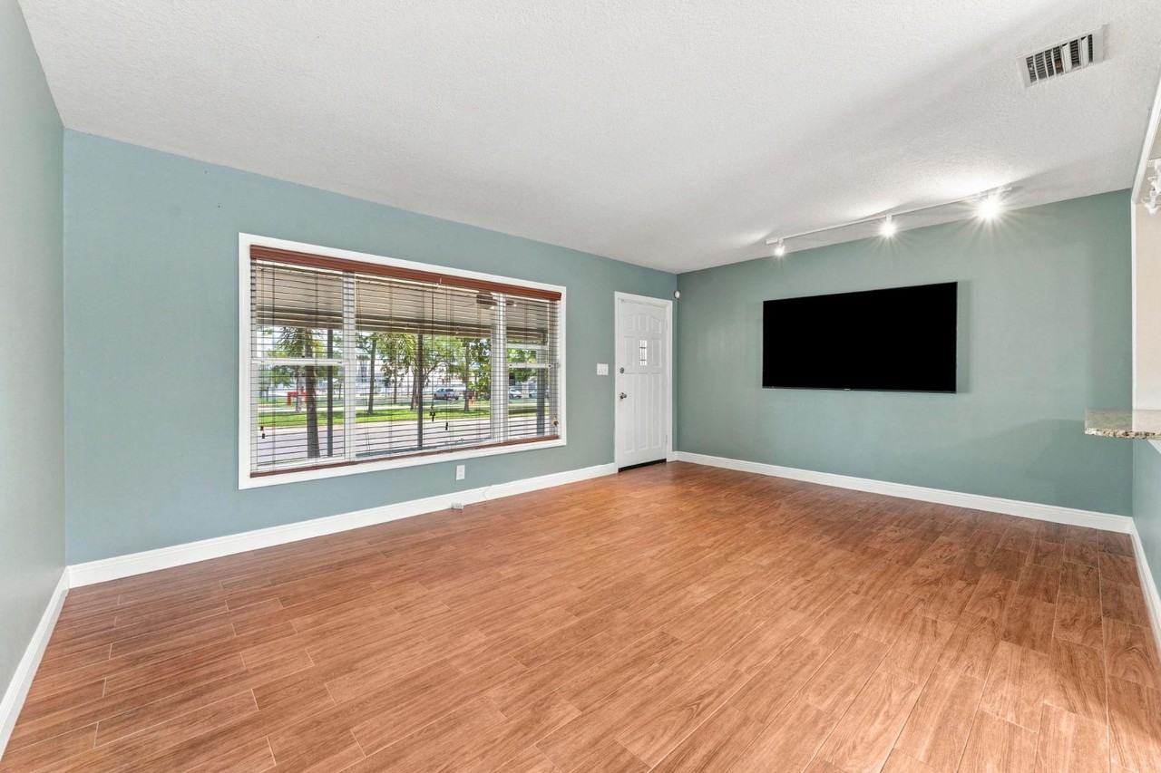 1840 54th Ave N - Photo 6 of 11