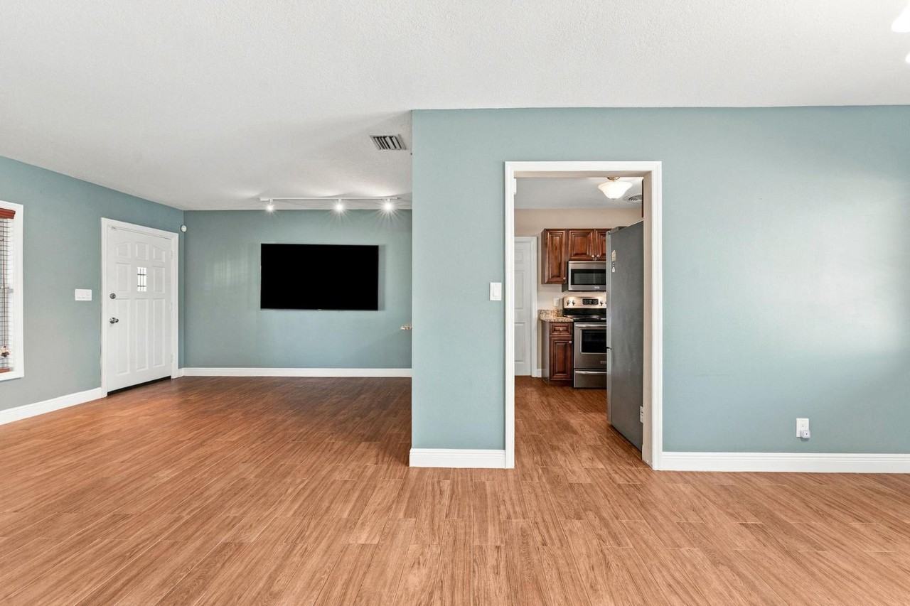 1840 54th Ave N - Photo 7 of 11