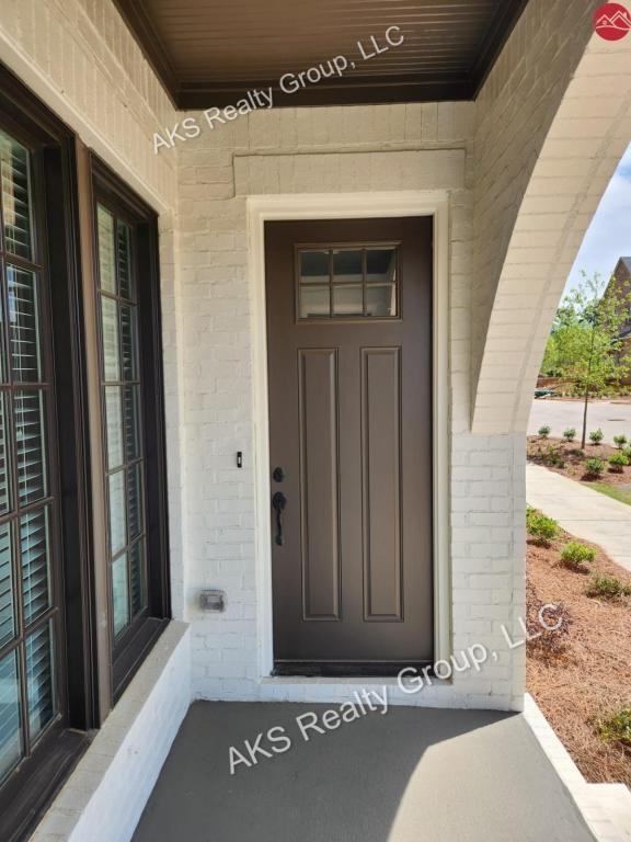 1034 Windsor Dr - Photo 2 of 17
