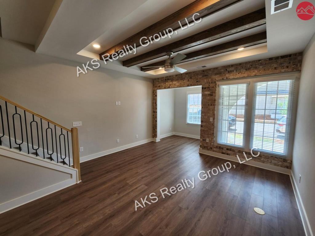 1034 Windsor Dr - Photo 4 of 17