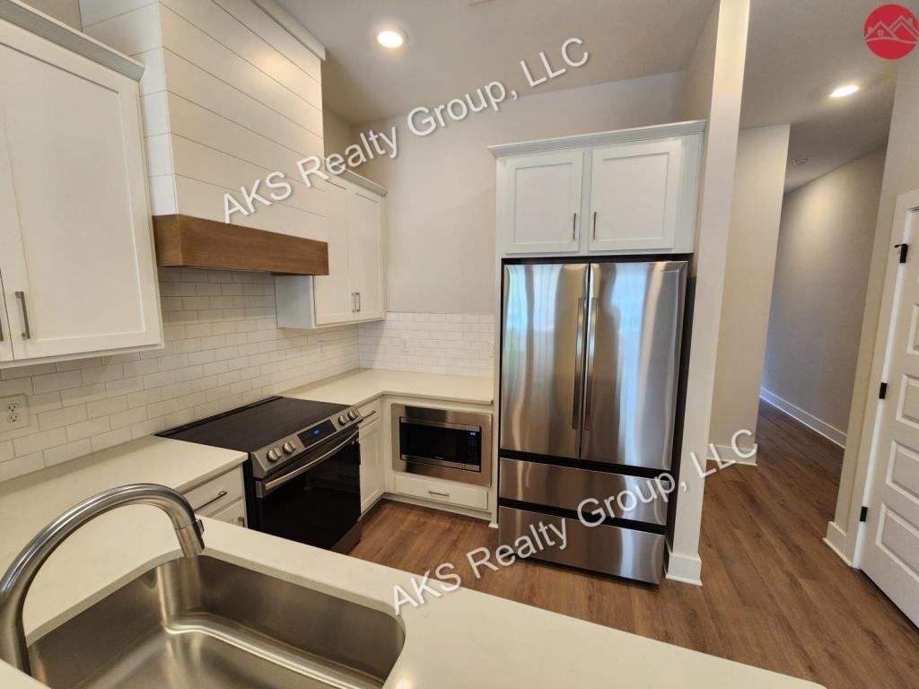 1034 Windsor Dr - Photo 5 of 17