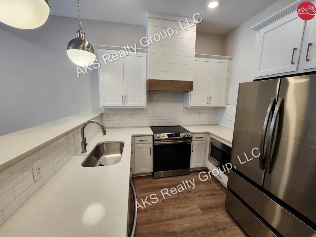 1034 Windsor Dr - Photo 6 of 17