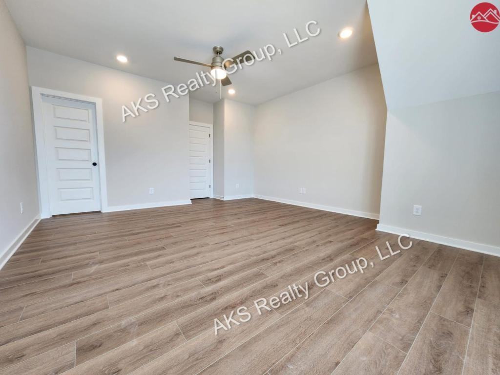 1034 Windsor Dr - Photo 7 of 17