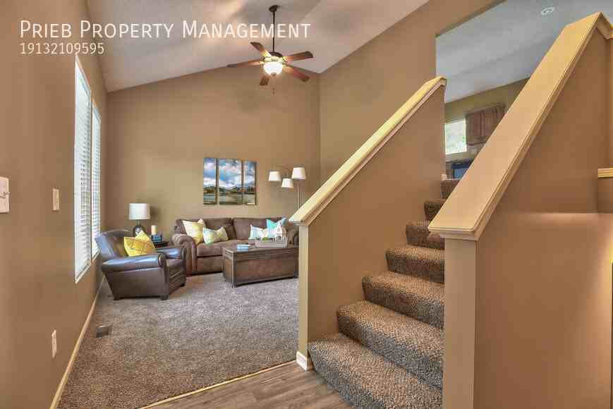 325 W Colleen Ct - Photo 3 of 23