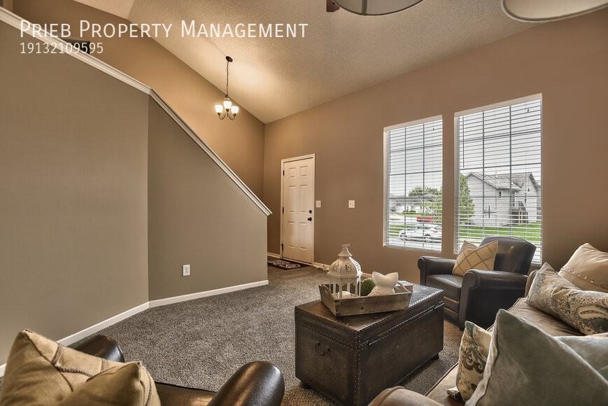 325 W Colleen Ct - Photo 4 of 23
