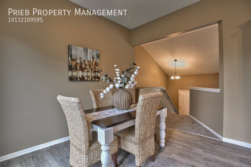 325 W Colleen Ct - Photo 7 of 23