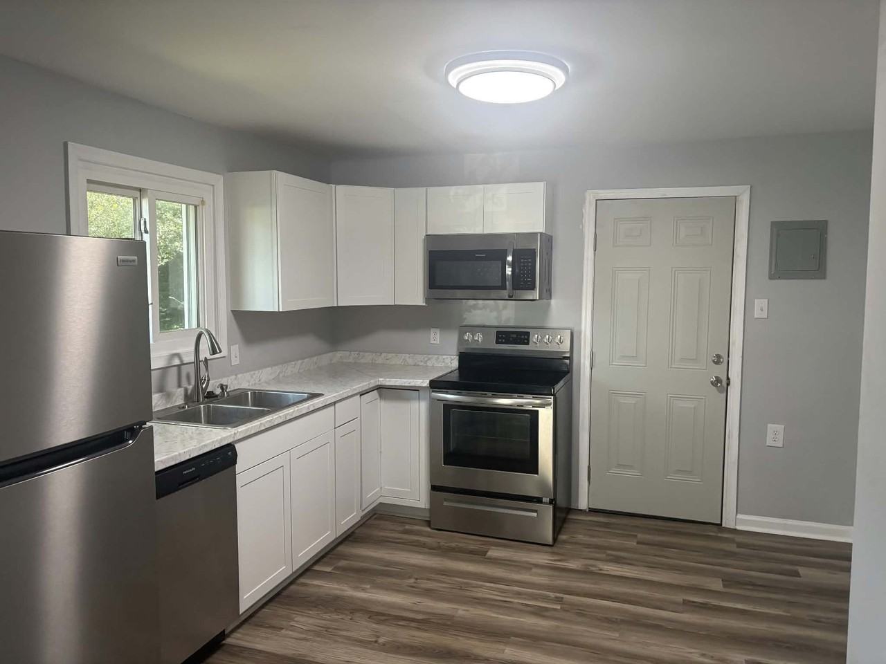 415 Carver Cir #413 - Photo 2 of 22