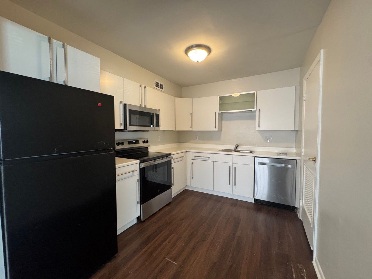 135 Chaucer Rd #B - Photo 3 of 15