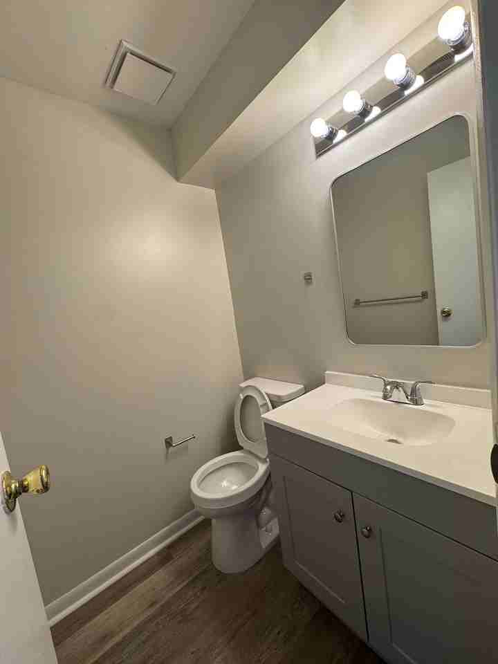 135 Chaucer Rd #B - Photo 5 of 15