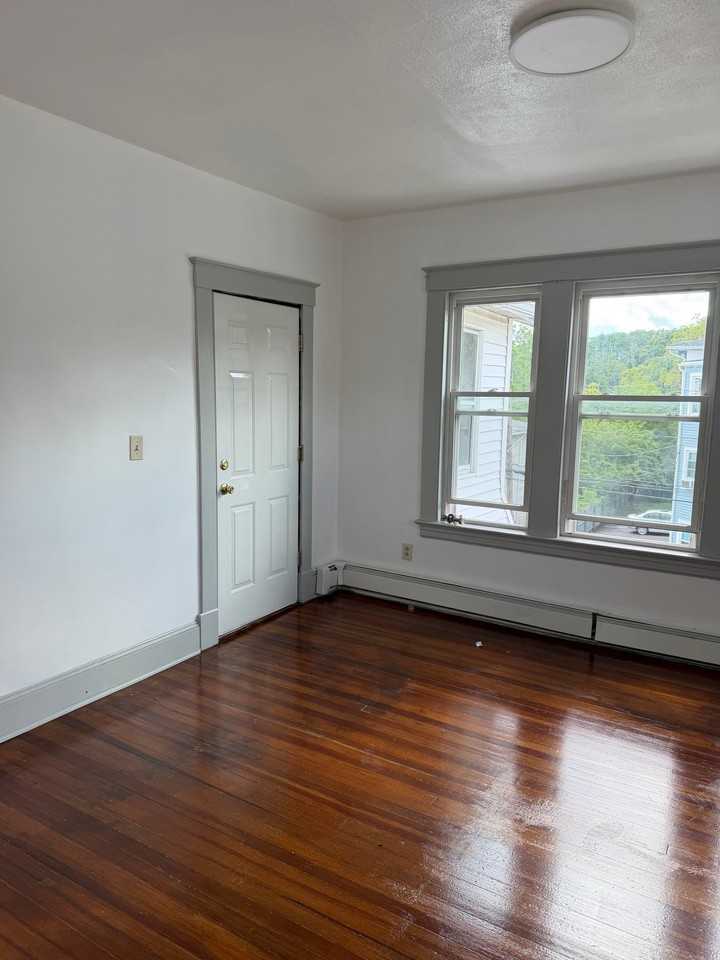 219 Bond St - Photo 3 of 6