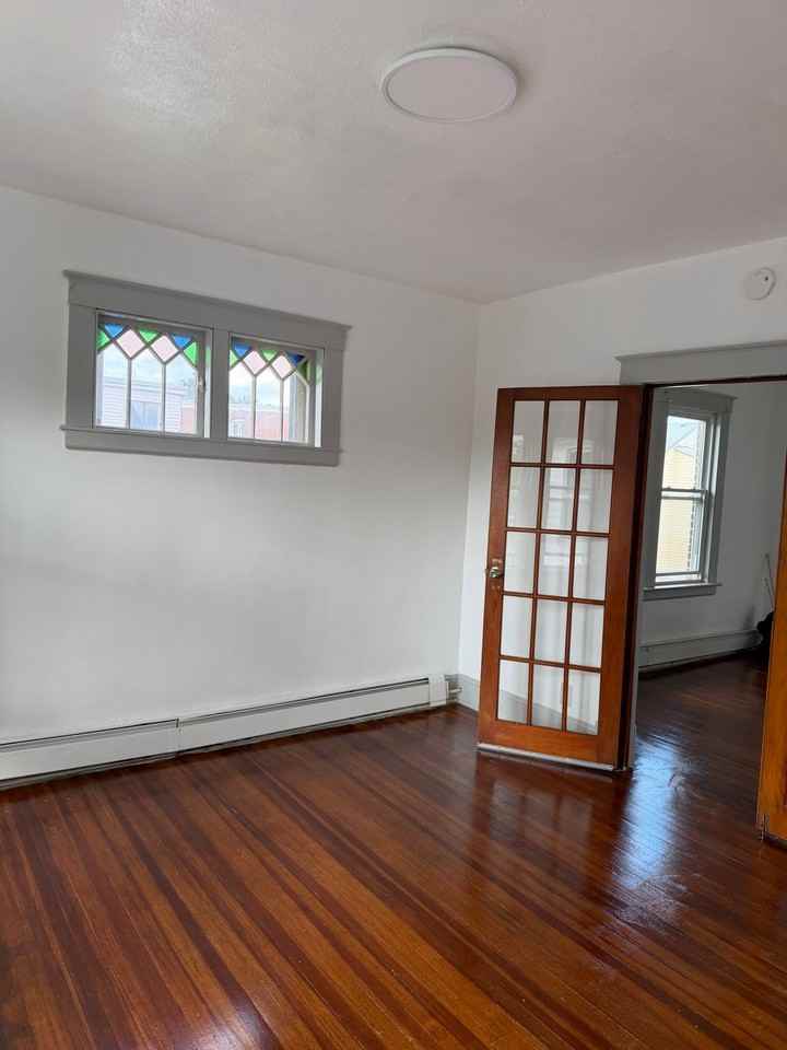 219 Bond St - Photo 4 of 6