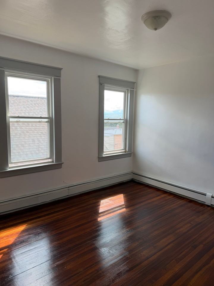 219 Bond St - Photo 5 of 6