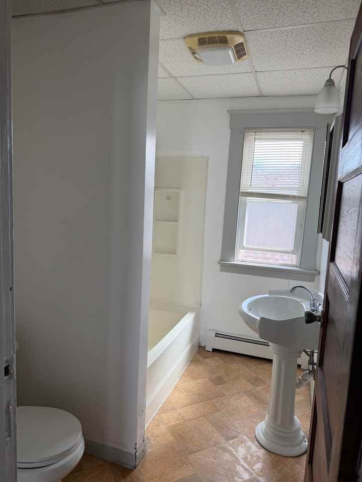 219 Bond St - Photo 6 of 6