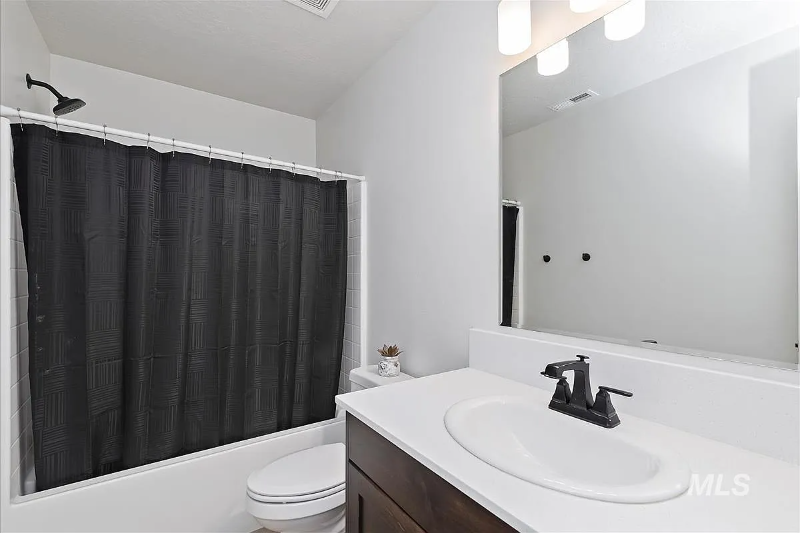4437 E Faceto St - Photo 4 of 9