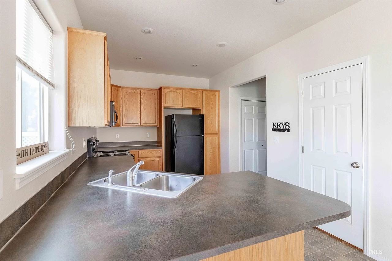 1318 Edinborough Ct - Photo 3 of 20
