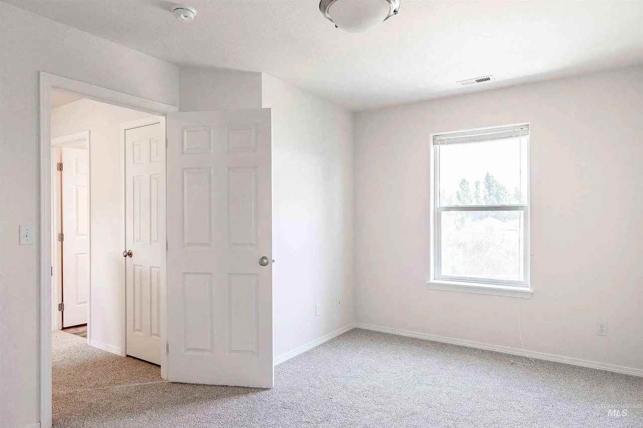 1318 Edinborough Ct - Photo 4 of 20
