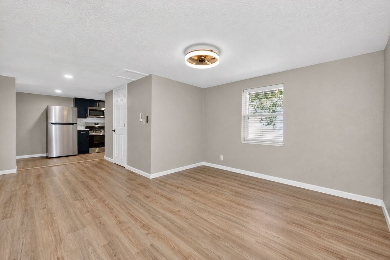 1414 E University Ave #B - Photo 5 of 7