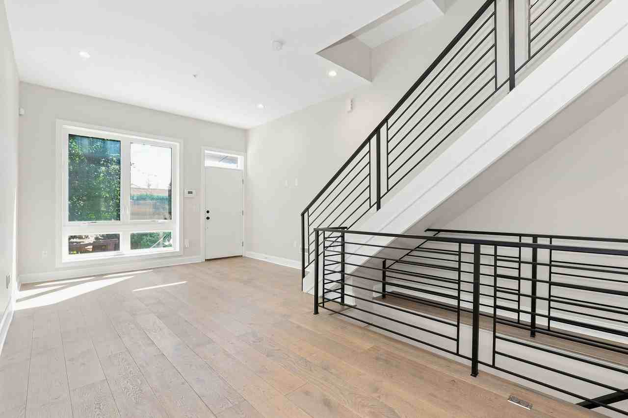 2647 Latona St - Photo 7 of 20