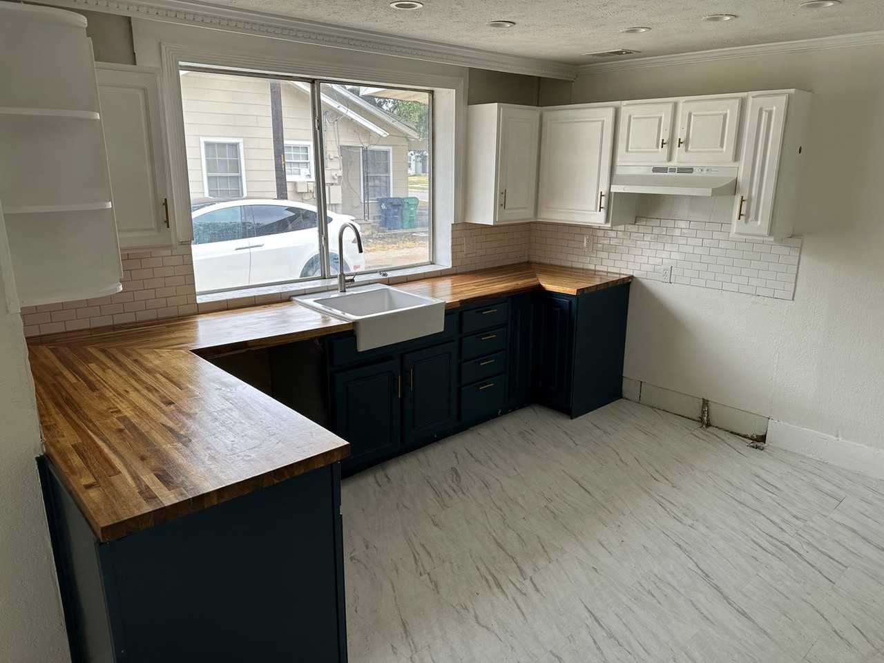 1401-1403 Bolivar St - Photo 5 of 6