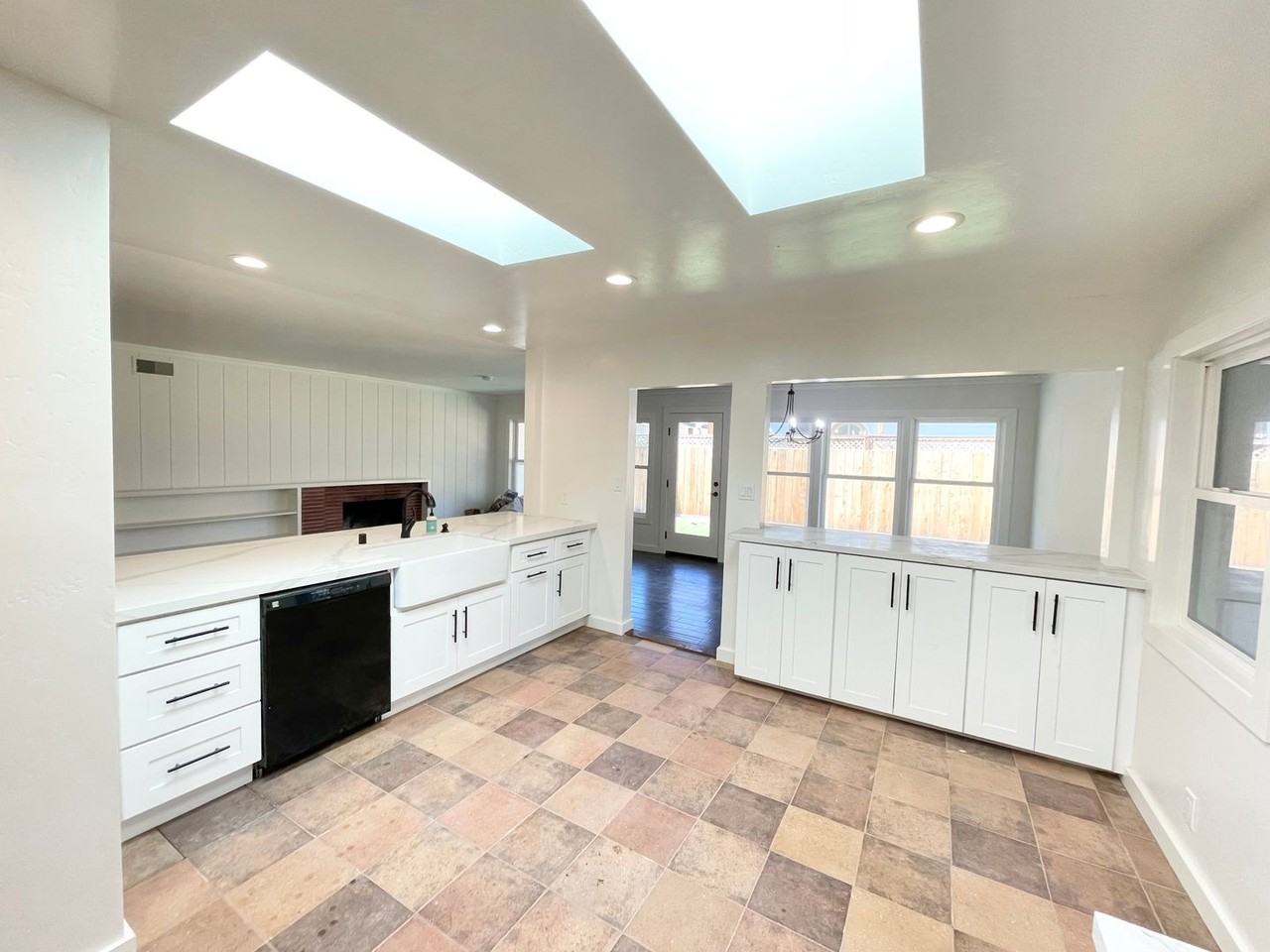 1711 Cedar St - Photo 7 of 34