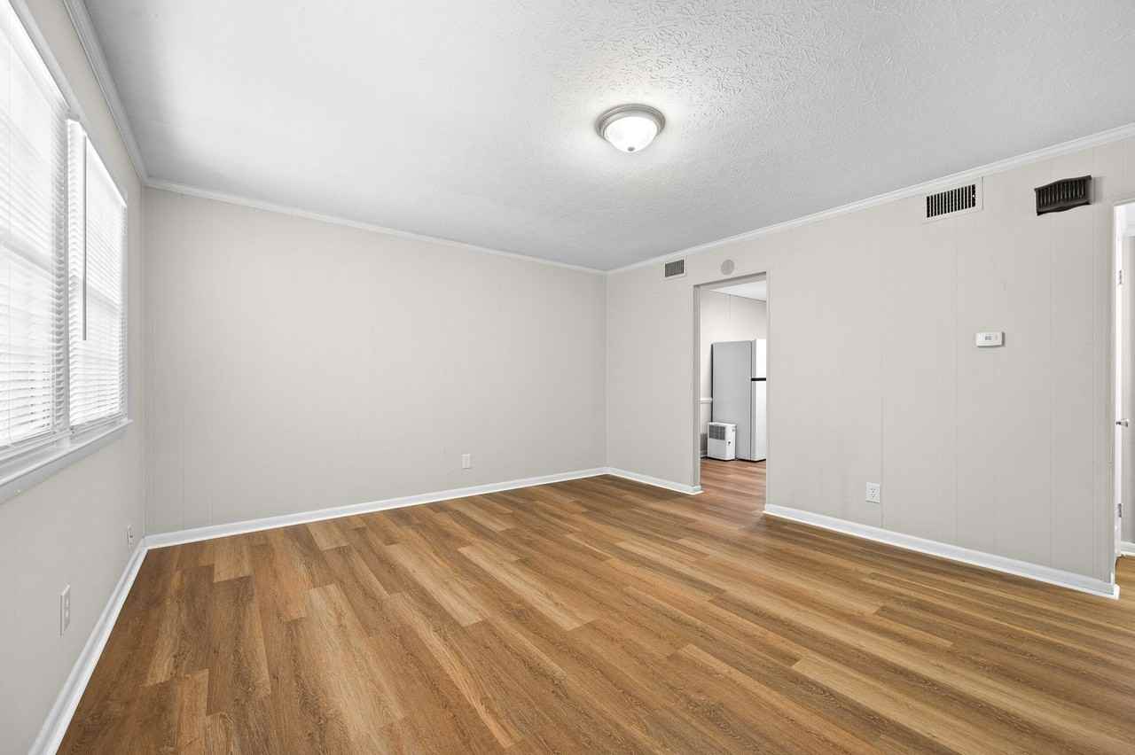 1018 Moseley Dr - Photo 5 of 20