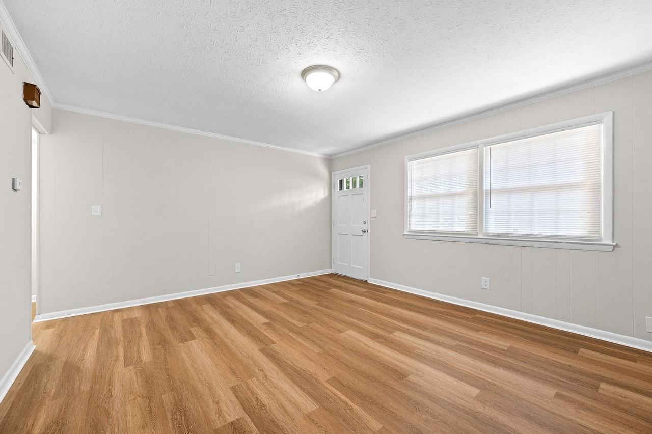 1018 Moseley Dr - Photo 6 of 20
