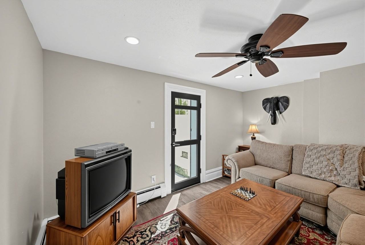 1373 N Franklin St - Photo 6 of 30