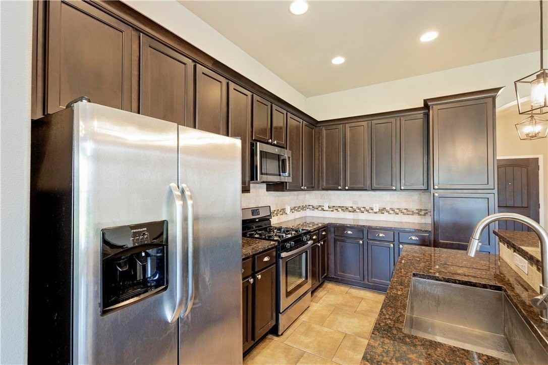 6105 Maximus Dr - Photo 7 of 35
