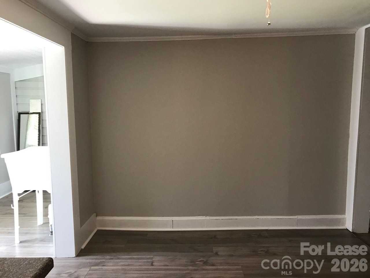 213 W King St - Photo 4 of 5