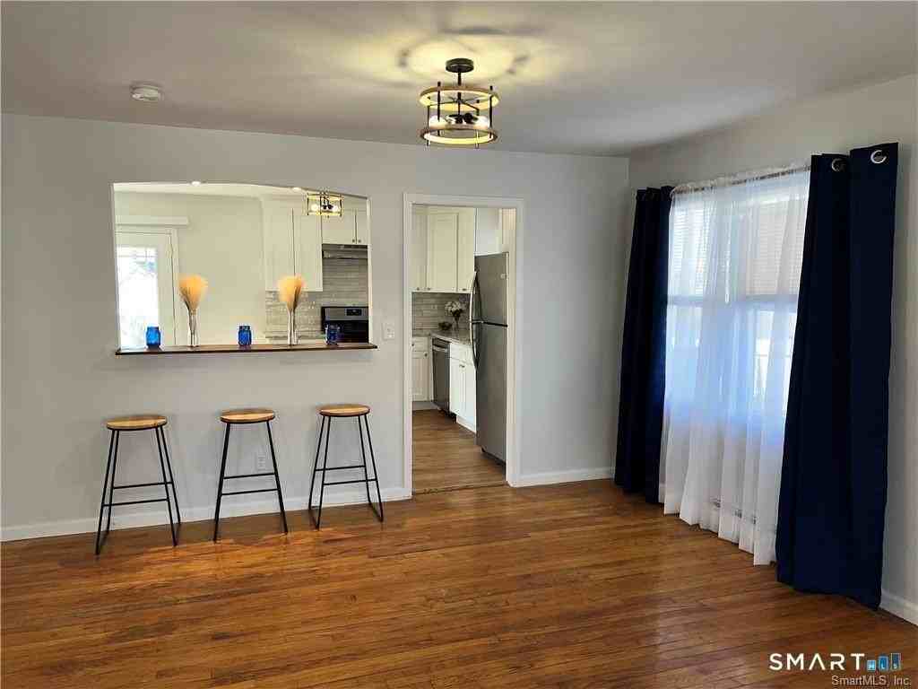 1081 Brooklawn Ave - Photo 4 of 25