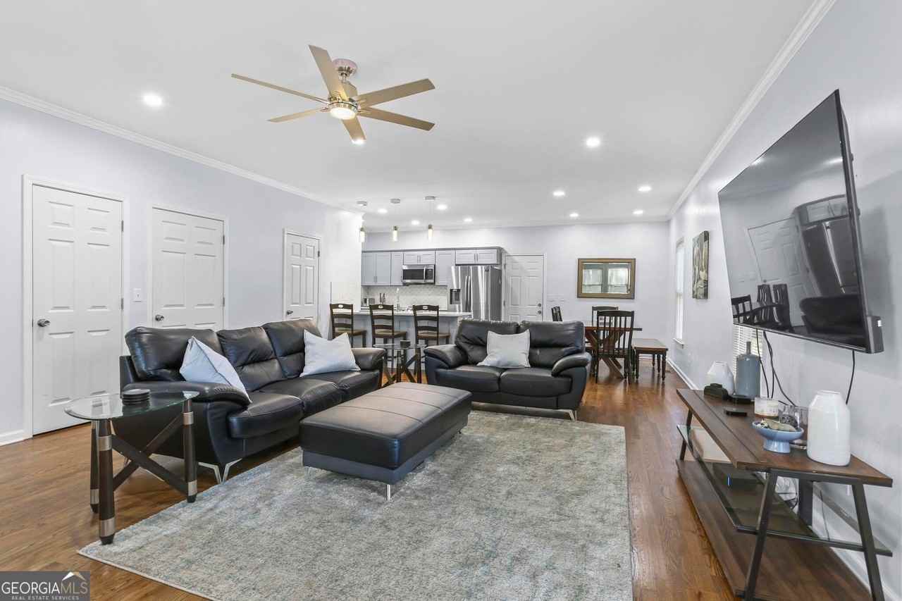 687 Windsor St Sw - Photo 2 of 31