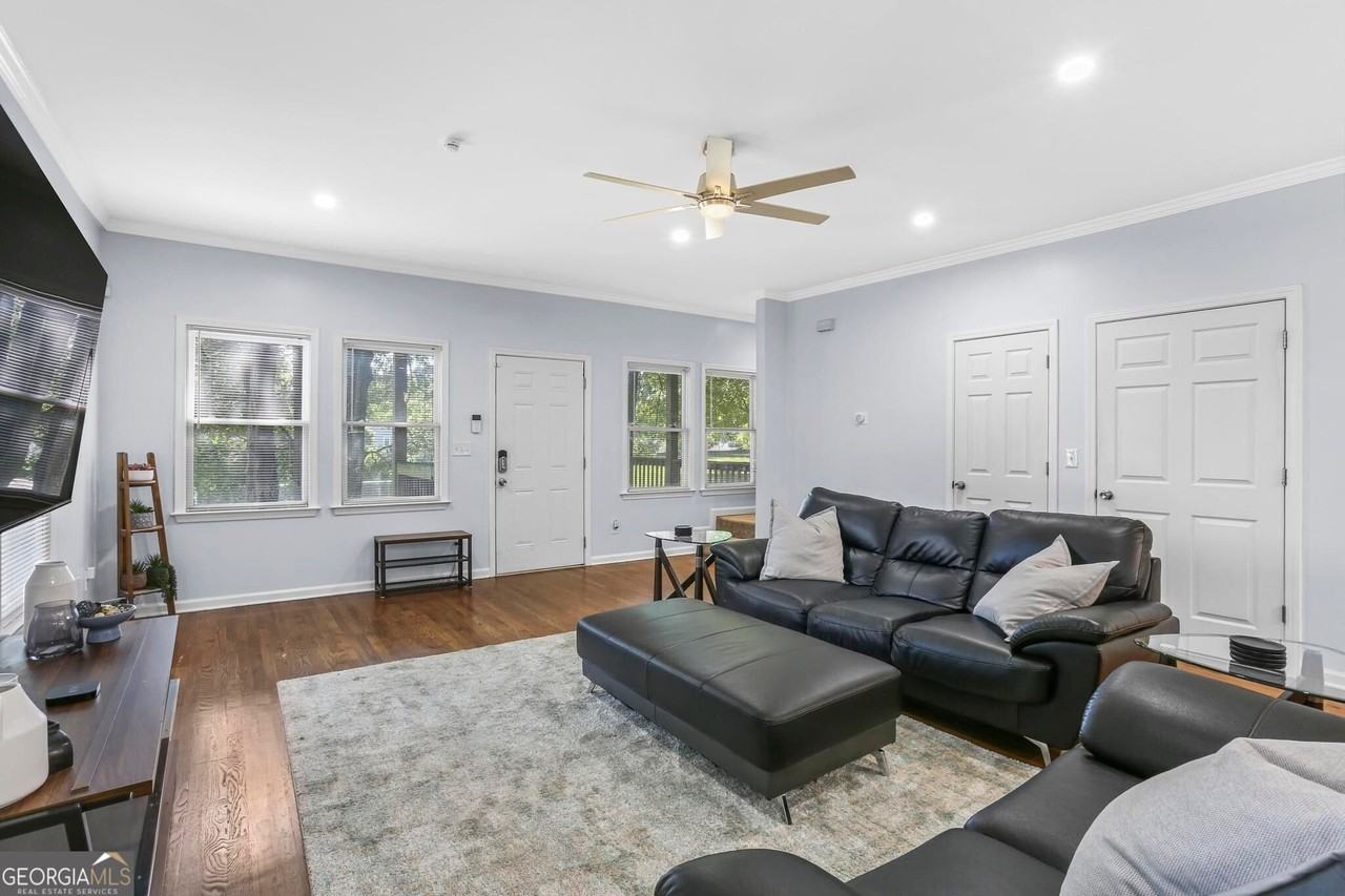 687 Windsor St Sw - Photo 4 of 31