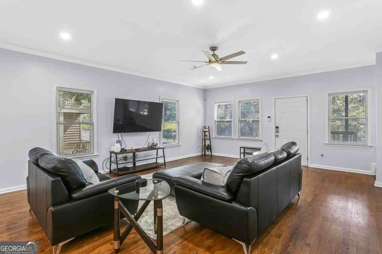 687 Windsor St Sw - Photo 7 of 31