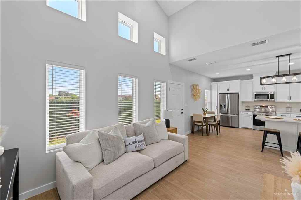 1000 W 8th St #3 - Photo 3 of 15