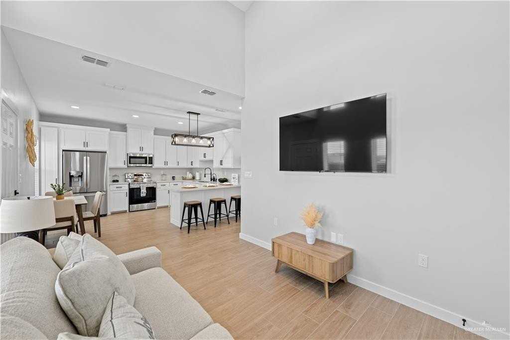 1000 W 8th St #3 - Photo 6 of 15