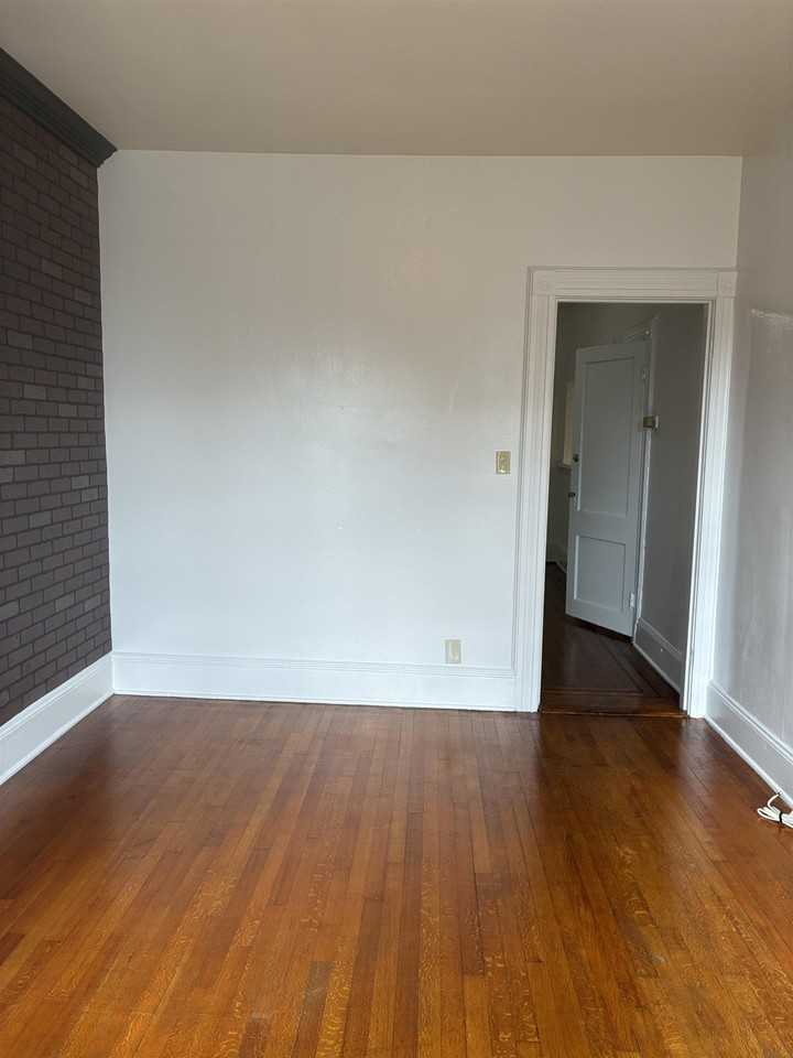 110 18th St #2 - Photo 4 of 25