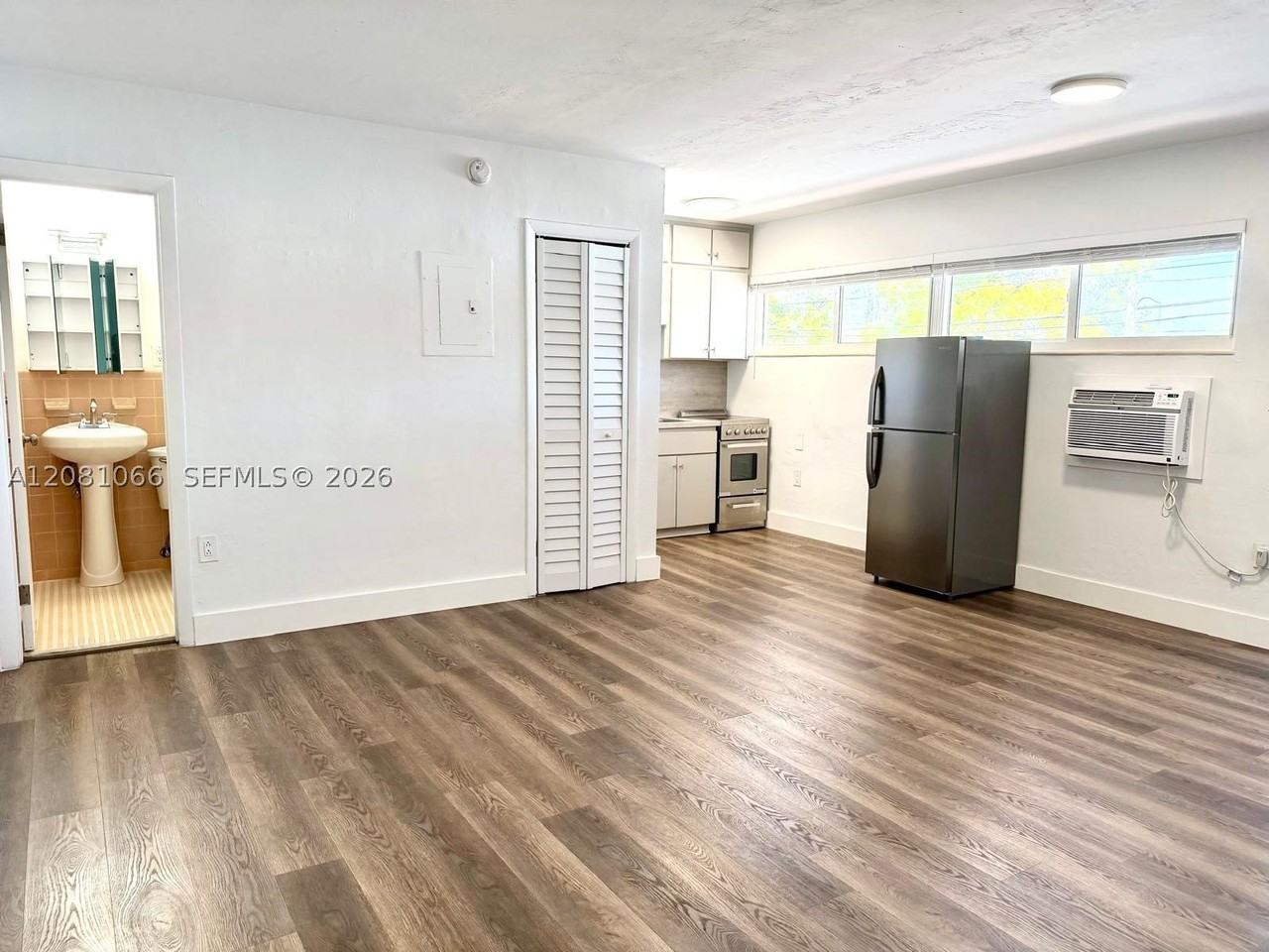 100 Madeira Ave #7 - Photo 3 of 21