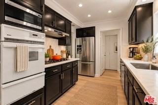 1501 Kelton Ave - Photo 3 of 8