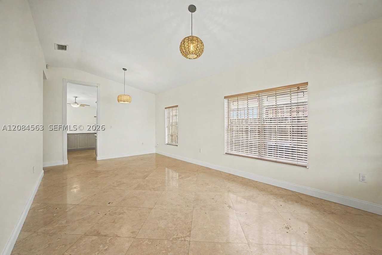 309 Sw 2nd St - Photo 5 of 29