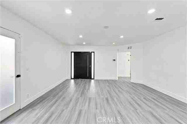 5527 Beckford Ave - Photo 3 of 6
