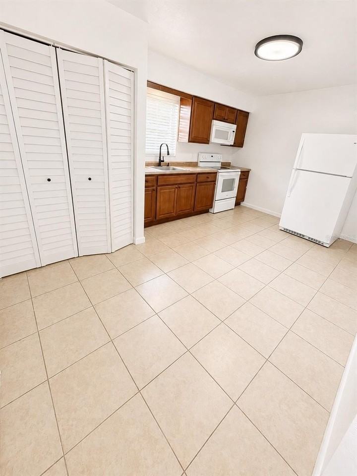 1632 Ne 71st Pl - Photo 4 of 12