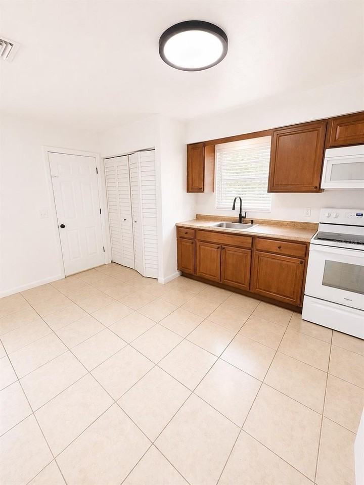 1632 Ne 71st Pl - Photo 5 of 12