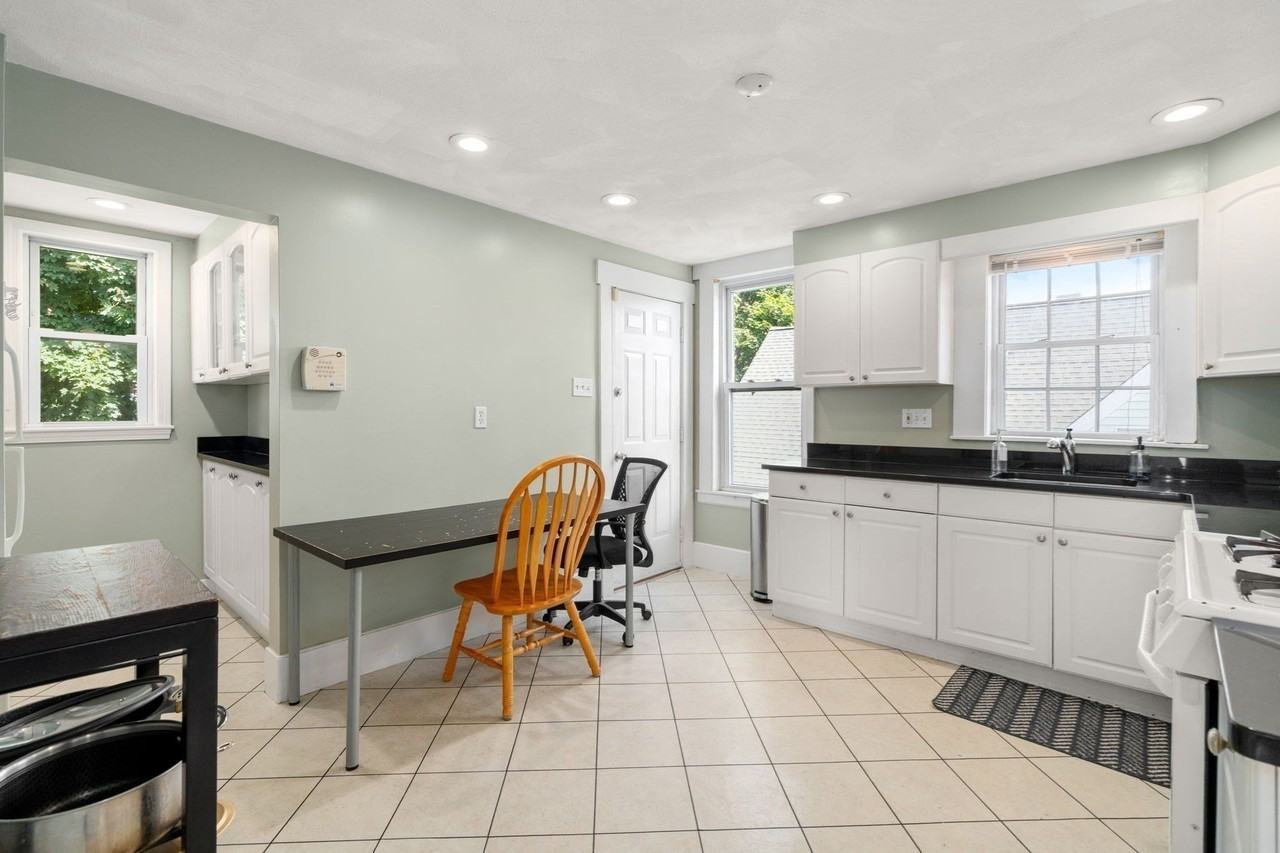 93 Easton St #3 - Photo 4 of 17