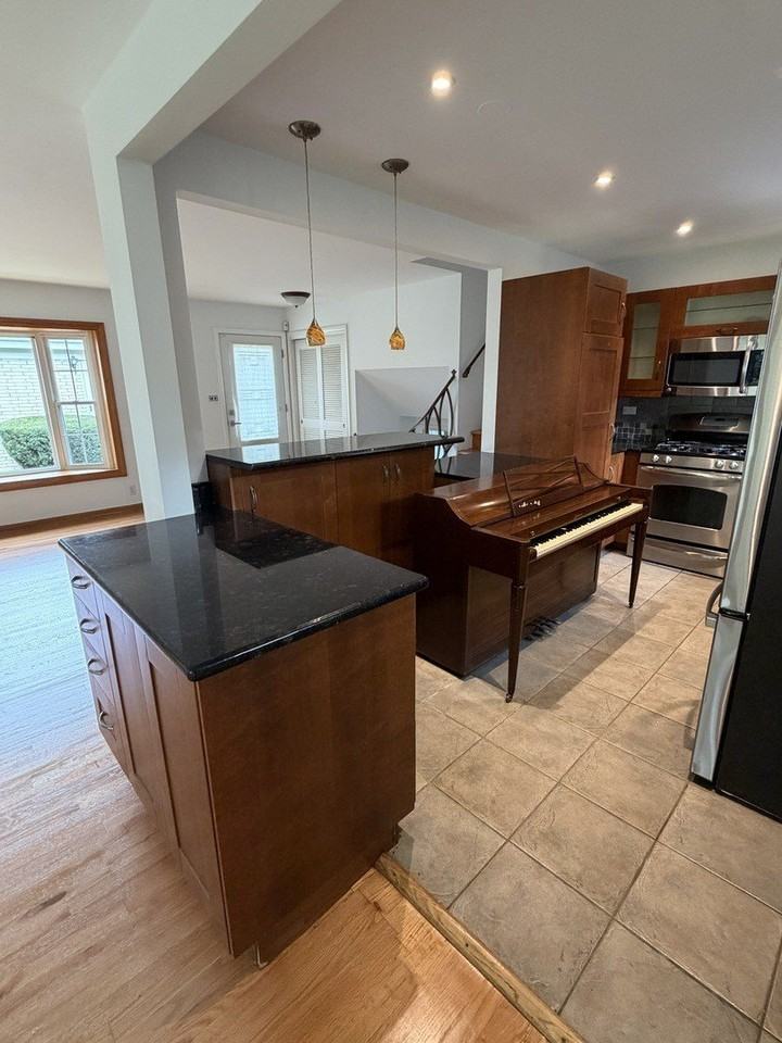 550 Laramie Ave - Photo 3 of 25