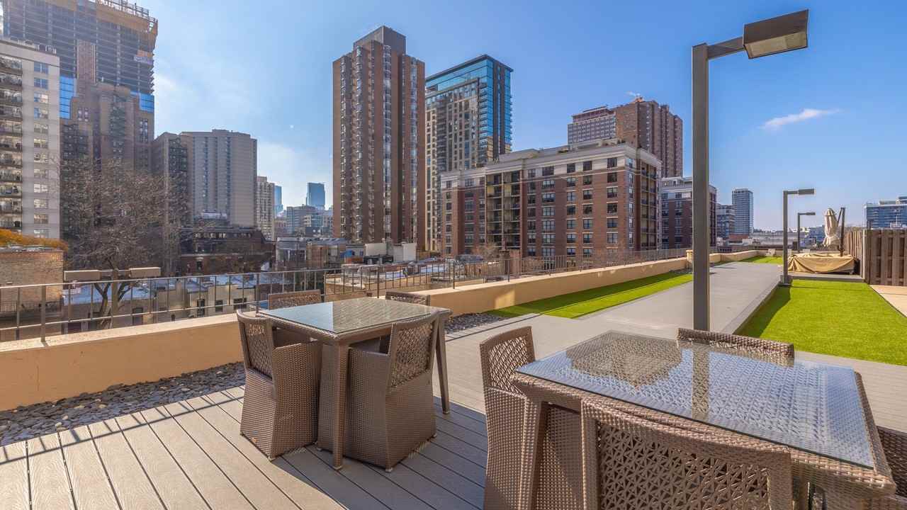33 W Delaware Pl #12C - Photo 3 of 18