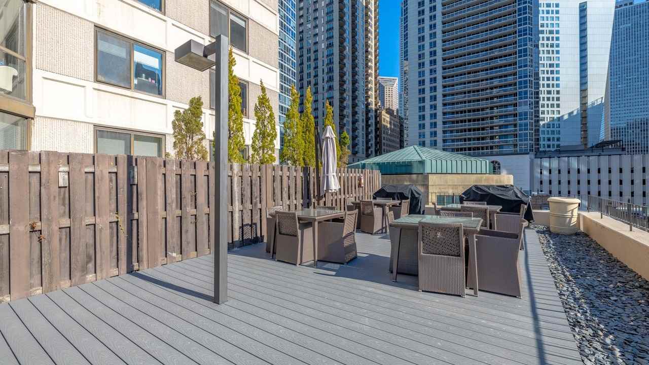 33 W Delaware Pl #12C - Photo 5 of 18