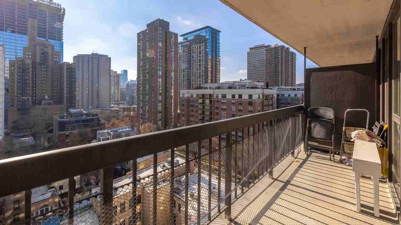 33 W Delaware Pl #12C - Photo 6 of 18