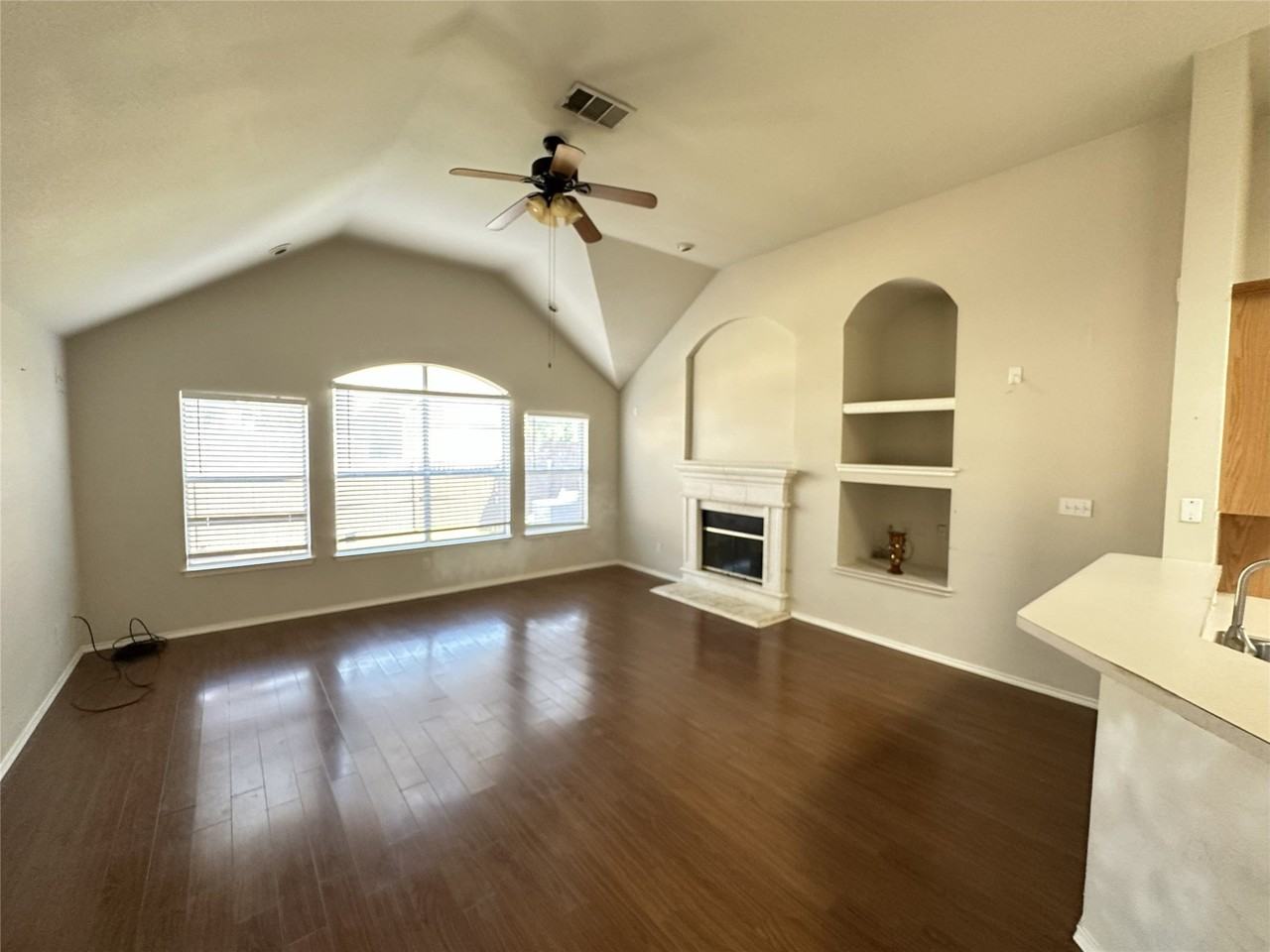 2034 Wimbledon Dr - Photo 3 of 11